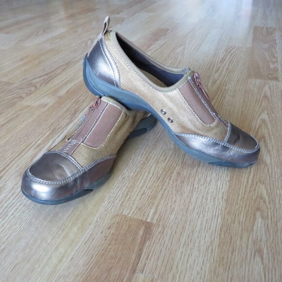 Anne Klein AK Women's Bronze Brown Fabric Front Zip Low Top Shoes Size 7.5 - Picture 1 of 12